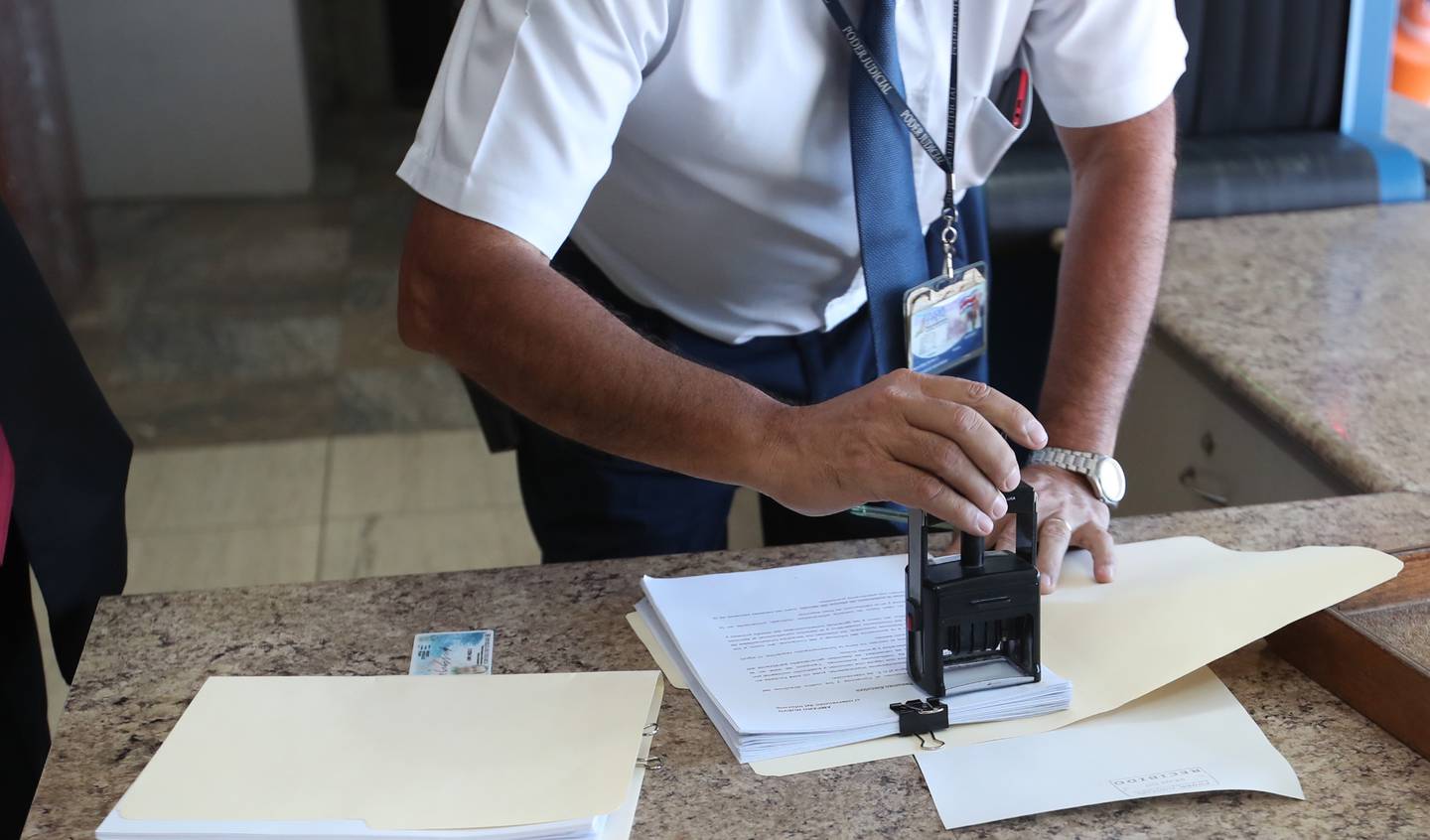 Un hombre con un cuchillo en una mesa
Descripción generada automáticamente con confianza media